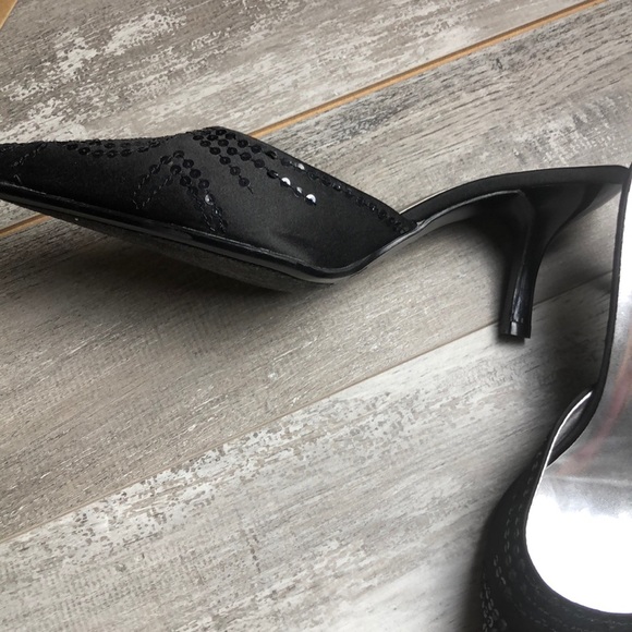 Black pointed toe, open back heels - Picture 3 of 7